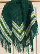 Chusta szydełkowa zielona vintage z czasów PRL ponczo damskie z frędzlami 