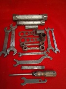 Zestaw starych narzędzi z PRL-u.