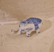 FIGURKA SŁONIKA porcelana i kobaltowe malowanie chińska mała stara 