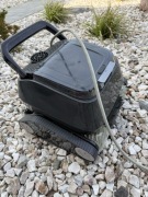 Robot basenowy – automatyczny odkurzacz do basenu + zasilacz