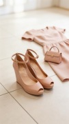Pudrowy róż czółenka peep toe z paskiem na koturnie rozm.40