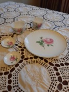 Porcelana Miśnia XVIII i XIX wiek. Filiżanki, podstawki, patera.