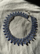 Krywulka, sylianka. Niebiesko-srebrny naszyjnik z koralików