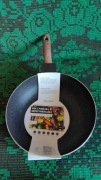 Wok z powłoką nieprzywierającą marki Smukee , o średnicy 28 cm
