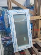 OKNO PVC BIAŁE KOMMERLING TRZY SZYBY (SZYBA MLECZNA) 585x1130 mm