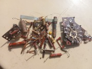 Zestaw rezystorów i kondensatorów z radia lampowego Figaro . PRL