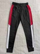 Czarne spodnie dresowe dresy z lampasami 152