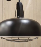 Czarna lampa wisząca w stylu industrialnym loft