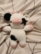 Pluszowa krówka na szydełku 