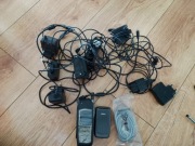 stary telefon Nokia 2652 i Trium, plus różne ładowarki i kable, 