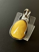 Elegancki srebrny wisiorek z naturalnym bursztynem bałtyckim 11,86 g