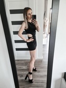 Mała czarna Stradivarius 38 M sexy obcisła dopasowana z wycięciem wycieciam