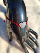 Ręcznie robiona bransoletka na czerwonym sznurku z sercem