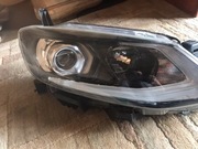 Nissan Pulsar Lampa sprawna + 1 uchwyt uszkodzony