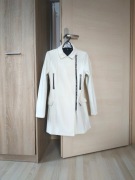 Płaszcz elegancki kremowy biały r. 34 MISSGUIDED metalowe i czarne akcenty