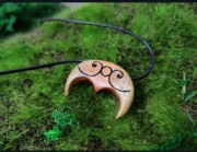 Wisiorek rzeźbiony lunula