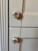 Porcelanowe uchwyty meblowe z motywem kwiatowym – gałki do szafek / szuflad