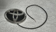 Emblemat z logo marki Toyota– srebrno-czarny, podświetlany