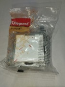 Gniazdo Legrand Suno hermetyczne białe z ramką  w zestawie.