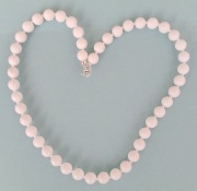 korale z białego jadeitu