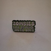 przypinka pin metalowy ZOMBIES EAT BRAINS-YOU ARE SAFE