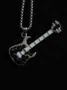 Naszyjnik, wisiorek z gitarą elektryczną czarno-srebrna