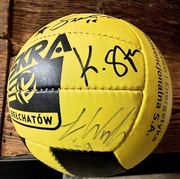 Oryginalna piłka z autografami zawodników PGE GiEK Skra Bełchatów.