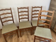 Drewniane krzesła vintage z siedziskami 