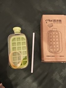 Butelka do robienia kostek lodu,która pełni również funkcję butelki na wodę