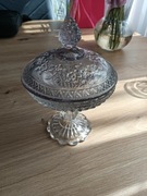 Szklana bomboniera na nóżce z pokrywką – dekoracyjna, tłoczone szkło