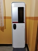 Wysokie drzwi wejściowe do kampera z ramą
