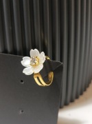 Pierścionek nowy regulowany, kwiat 1,5x 1,5 cm.Metal.