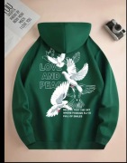 Zielona bluza z kapturem wykonana z bawełny.