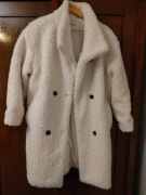 Białe sztuczne futerko