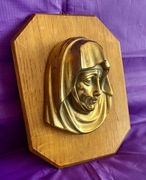 płaskorzeźba Matki Boskiej na drewnianej podstawie