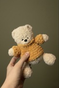 Ręcznie robiony miś na szydełku – Przytulanka Amigurumi w sweterku