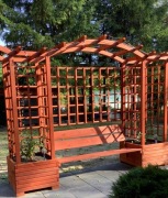 Drewniana pergola ogrodowa z ławką i donicami