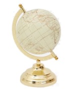 Złoty ozdobny globus – dekoracja z metalową podstawą