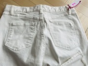 Białe jeansowe spodnie- kuloty