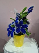 Kwiaty w ceramicznej doniczce. Prezent. Urodziny. Rękodzieło 