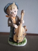 Figurka z porcelany, chłopczyk