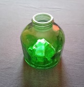 Zabytkowy szklany kałamarz, zielone szkło kenelowane.