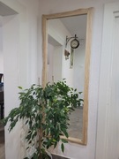 Lustro z drewnianą ramą 