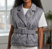Kamizelka pikowana z paskiem i broszką - szara