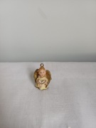 Mini figurka aniołek z książką 3.5 cm / zawieszka ze złotymi skrzydłami