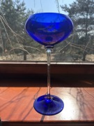 Kobaltowy wazon w kształcie kielicha