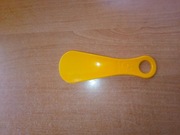Łyżka do butów plastikowa żółta mała 15cm ułatwia zakładanie obuwia