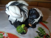 Figurka skunks i żółw
