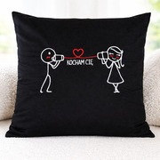 Poduszka walentynkowa „KOCHAM CIĘ” – welurowa z haftem | prezent 