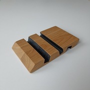 Drewniana podstawka pod telefon